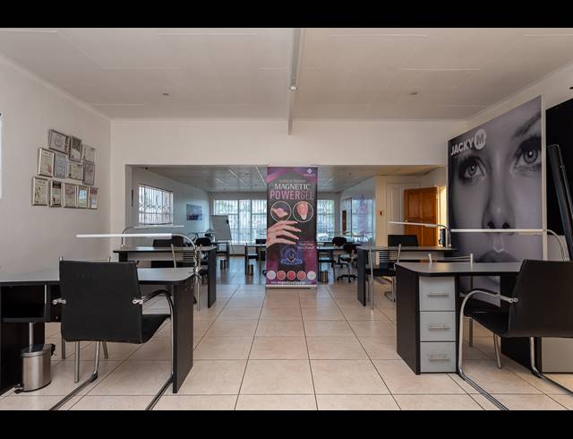 125M² OFFICE TO LET IN RANDHART